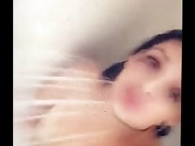 perrita caliente tomando una ducha y muestra el culo